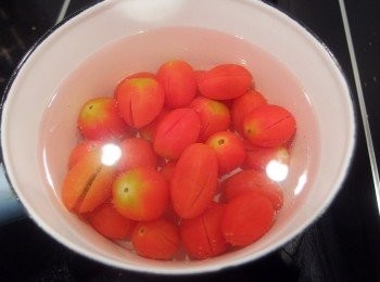 step3: 先使用熱水將蕃茄汆燙30秒~1分鐘。