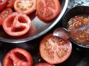 step2: 蕃茄於腰部切開兩邊,用細匙羹刮去中間籽部份,灑上少許黑椒於蕃茄內待蕃茄有少許底味.(蕃茄選擇較熟會焗出來比較香甜)