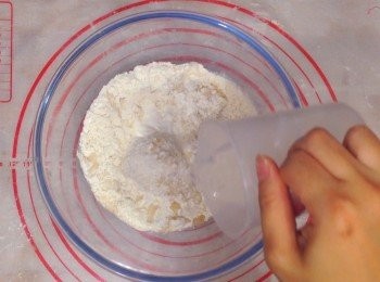 step7: 把<span class="group_1">外皮</span>所有材料拌勻，下水後開始搓（我習慣一次下3分之2，之後按情況再加），