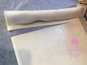 step4: 將酥皮卷起，預1cm作埋口位，用刀仔切走多餘的酥皮，重複步驟直至所有肉卷包好