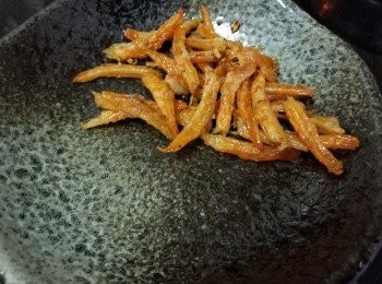 step5: 將蝦乾稍爆香備用