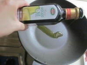 step3: 鍋中倒入威斯法頂級酪梨油(有機原味)