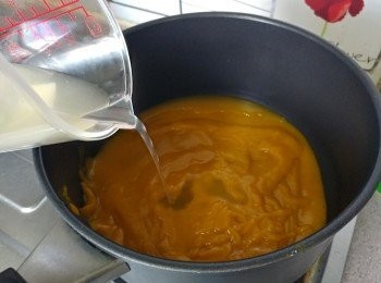 step3: 加入雞湯慢火煮熱，下適量鹽調味便完成