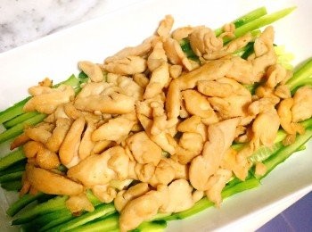 step5: 把青瓜絲排在碟底，再把雞絲及芝麻醬放上面，放入雪櫃到要食才拿出。吃前加上芝麻便成。