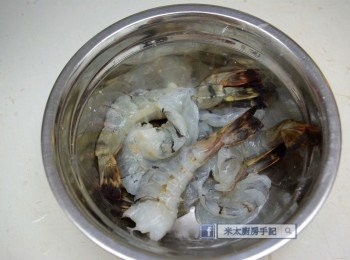 step2: 用少許白胡椒粉和粟粉(太白粉)把蝦略醃，放入雪櫃。