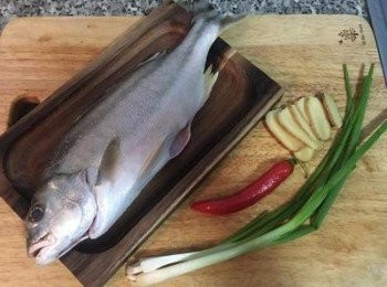 step1: 魚清洗乾淨，擦乾備用；蔥、薑、辣椒洗淨瀝乾。