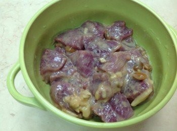 step1: 醃料：塩、米酒、、豆腐乳、薑末、蒜末，梅花肉切骰子狀入醃料（2小時或隨便）