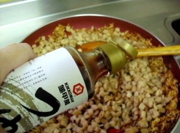 step3: 放入碎<span class="group_1">菜脯</span>加入料亭和露(昆布香菇)、醬油膏以及胡椒粉，直到所有醬汁上色，起鍋前滴少許香油