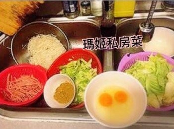 step1: 將米粉用滾水煮開（不要煮太耐，如果唔係變太淋）👉🏻然後用生水過冷河