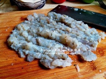 step2: 用刀拍蝦肉 , 再剁成蝦泥