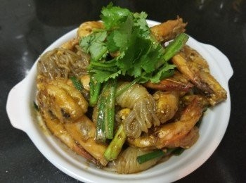 step8: 做法 :

海蝦清洗後隔乾水份 , 用少少鹽 , 黃酒醃15 分鐘 , 將咸蛋黃搓碎盡量要幼細 , 起油鑊將蝦用蒜頭 , 乾蔥爆炒煎熟上碟 , 可用原鑊將芋絲用蒜頭 , 乾蔥少少鹽稍為爆炒上碟備用 .

再起鑊燒起滾油 , 放入咸蛋黃可加少少鹽 , 炒至出現泡沫 , 將海蝦 , 芋絲回鑊炒至乾身 , 可加少少雞粉 , 再放入蔥段 , 芫茜 , 完成 .