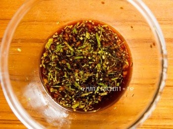 step2: 接著將醬油、白醋、糖、香油、蒜末和香菜末均勻攪拌後備用。