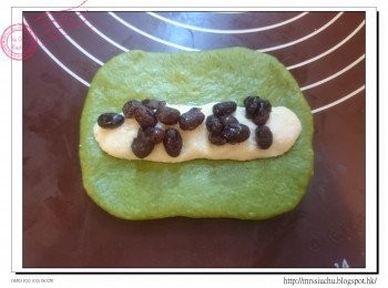 step8: 完成醒麵後, 拍走空氣, 將麵團擀成長方形, 約12cm長。把餡料放中間, 再加約一湯匙蜜紅豆, 把麵團對摺, 按實接合。整理形狀成長條型。放入紙模。