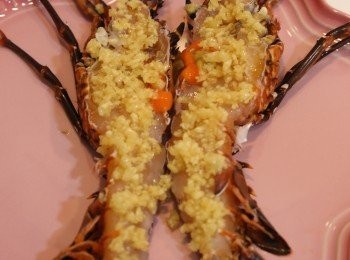 step3: 蒜蓉醬料放在開邊龍蝦上