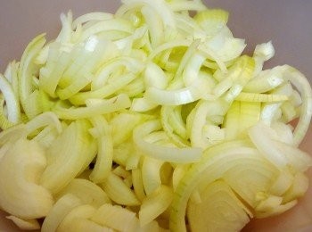 step1: 首先洋蔥切絲，切法是先將洋蔥垂直直開一半，撕去皮後，切去尖位，再順著同一方向一直切到根部。