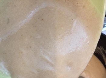 step3: 加入栗子粒、燕麥奶，攪成栗子奶狀態，用篩隔渣至幼滑，