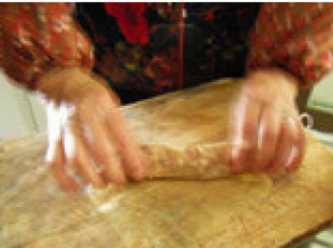 step7: 把豆腐皮平放在案板上，取餡料放在豆腐皮一端，先將底部的腐皮卷起，再將兩邊的腐皮往中間折卷成條狀卷