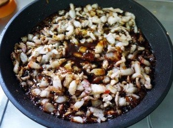 step4: 然後下<span class="group_2">調味</span>1炒至上色(微濃稠樣)，然後移至快鍋或是砂鍋~加水，蓋過肉再多一些的水量，續熬煮至膠質出來止