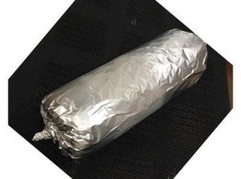 step7: 先稍微將蛋糕捲ㄧ點後，利用拉鋁薄紙的力量，慢慢的全部捲起來，在用鋁薄紙包緊，兩邊轉緊，放冰箱冷藏半小時以上。