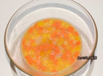 step3: 準備一個調理碗將蛋汁打散,放入所有蔬菜丁及調味料