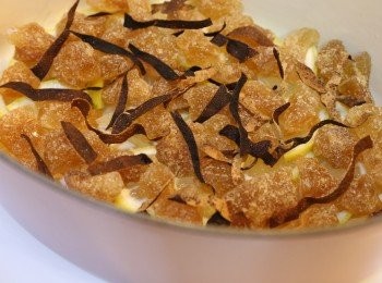 step3: 煲內最底層放入第一份檸檬，中間加入冰糖，頂層放上陳皮，如此類推