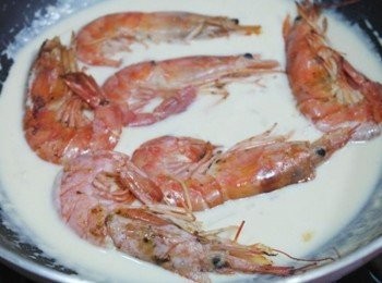 step5: 醬汁稍微濃稠後放入剛剛煎的蝦子~~煮至熟即可取出!!!