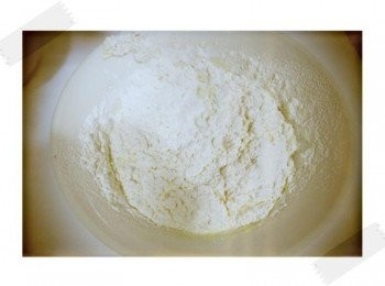 step2: 加入過篩麵粉攪拌至滑順~~