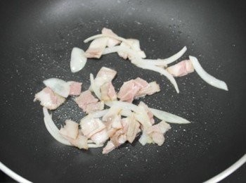 step6: 洋蔥香氣飄出來後~加入培根們一起拌炒!!!在加些許的鹽和黑胡椒調味~~
