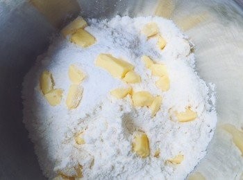 step2: 黃油切小粒方塊。加入粉類，用手指壓扁，手掌對搓的方法使黃油變細碎。