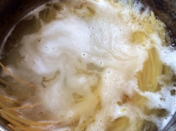 step6: 另一邊將義大利面煮好，瀝幹水，撈起備用。