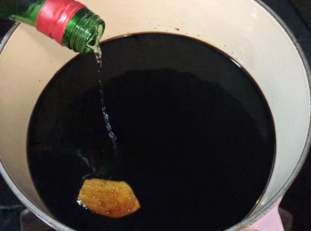 step1: 將醬油，雞湯，薑，玫瑰露酒 及冰糖大火煮滾。