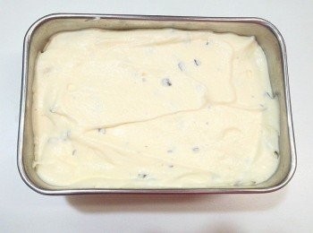 step12: 再將冰淇淋倒入容器中放入冷凍庫中放置一晚,隔天即可食用.