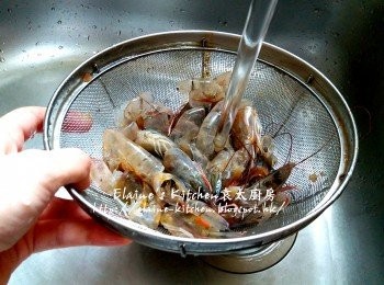 step5: 期間將蝦頭蝦殼用水沖一沖洗及瀝乾