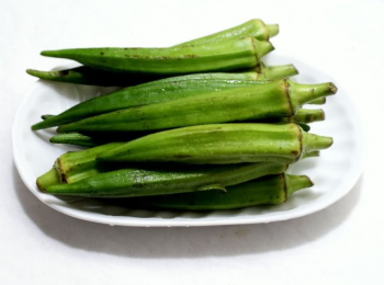 step3: 灒葡萄牙砵酒、少許西班牙黑醋加入胡蘿蔔加蓋炆煮至肉用筷子拮得過便可以加蕃茄、茄膏及秋葵續加蓋轉小火炆至收汁便可享用