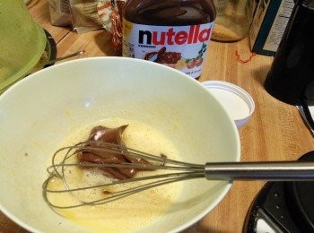 step1: 先準備個大碗~倒入鷄蛋跟砂糖打至发泡，就是打蛋器举起来时，鸡蛋糊能够呈一直线流下的程度才行。