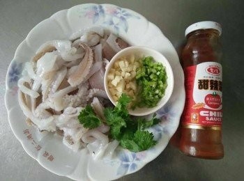 step1: 將澎湖野生小管除去內臟、外膜、眼嘴等部位後切段和切圈；蒜頭敲碎切塊、青蔥切珠、香菜備用；【澎湖野生水產的產品皆通過政府檢驗及SGS認證，讓大家吃得更安心， 更是五星級飯店主廚指定<span class="group_1">食材</span>，讓大家有實惠價格輕鬆吃到頂級<span class="group_1">食材</span>。 】