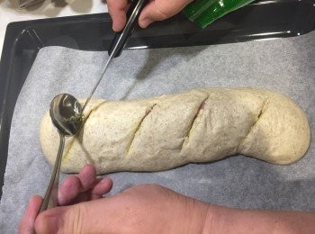 step6: 第二次發酵完成後取出用刀切出四道痕，再放少許橄欖油在痕內
