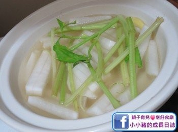 step4: 將清雞湯及芹菜倒入煲仔內，以細火滾一陣，大約6分鐘左右啦~