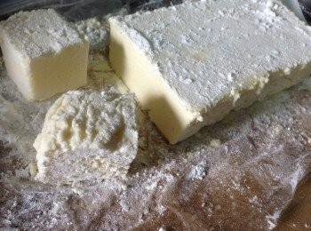 step5: 取出後脫模，樸上栗粉及糖霜切成立方形狀，切口每邊都要沾粉至不黏手為合，便可上桌享用