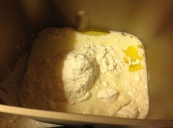 step1: 將所有材料放入麵包機內, 酵母放入酵母格, 開動麵團模式直至完成