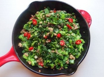 step8: 最後將雪裡紅下鍋翻炒,加入一點糖及芝麻香油調味即完成。