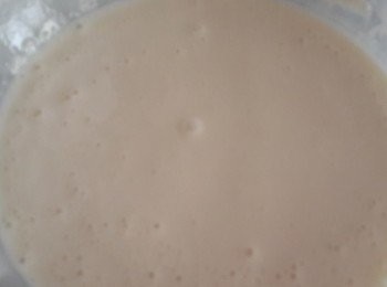 step1: 將中筋麵粉過篩後加入牛奶,煉乳調勻