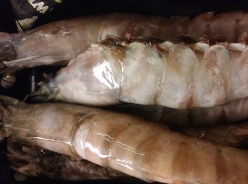 step1: 先在蝦背部用剪刀剪開蝦殼第一和最尾唔洗剪,再用刀切開一部份,順便挑蝦腸,剪頭部尖端和腳備用。