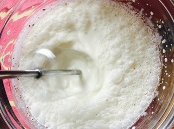 step1: 淡忌廉（whipping cream）加砂糖和1茶匙肉桂粉，用電動打蛋器打發約5分鐘至忌廉成形且順滑。