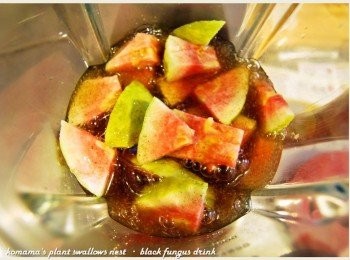 step3: 將黑木耳養生露取代水，直接倒入在果汁機中。