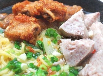 step6: 加入湯頭裡一起煮的排骨酥吸收了美味高湯的精華,搭配鬆軟的炸芋頭一起吃,排骨酥的外層軟Q真的好好吃呢~