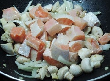 step3: 鮭魚肚切塊，下鍋