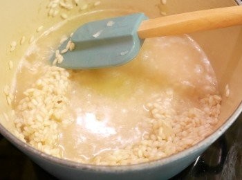 step4: 加入少少雞湯至啱啱好浸過米身, 攪拌直至收乾湯汁