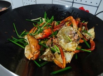 step4: 轉慢火， 下芡汁,蔥兜勻，