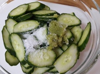 step3: 加入鹽 , 糖 , 芥末